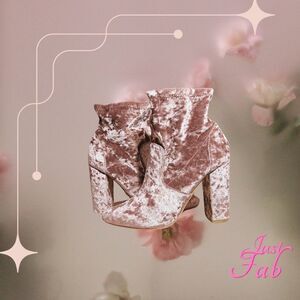 JustFab 'Rosanna' Crushed Velvet Ankle Bootie - Lilac - Size US 7 - Pristine!